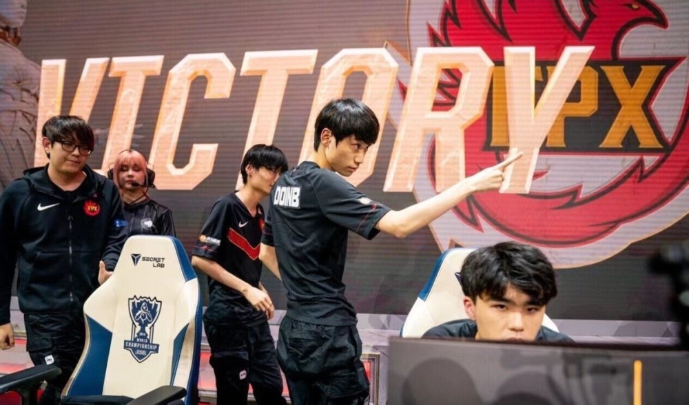 图片报：阿方索膝盖软骨也损伤了，最坏情况下会缺席个月.